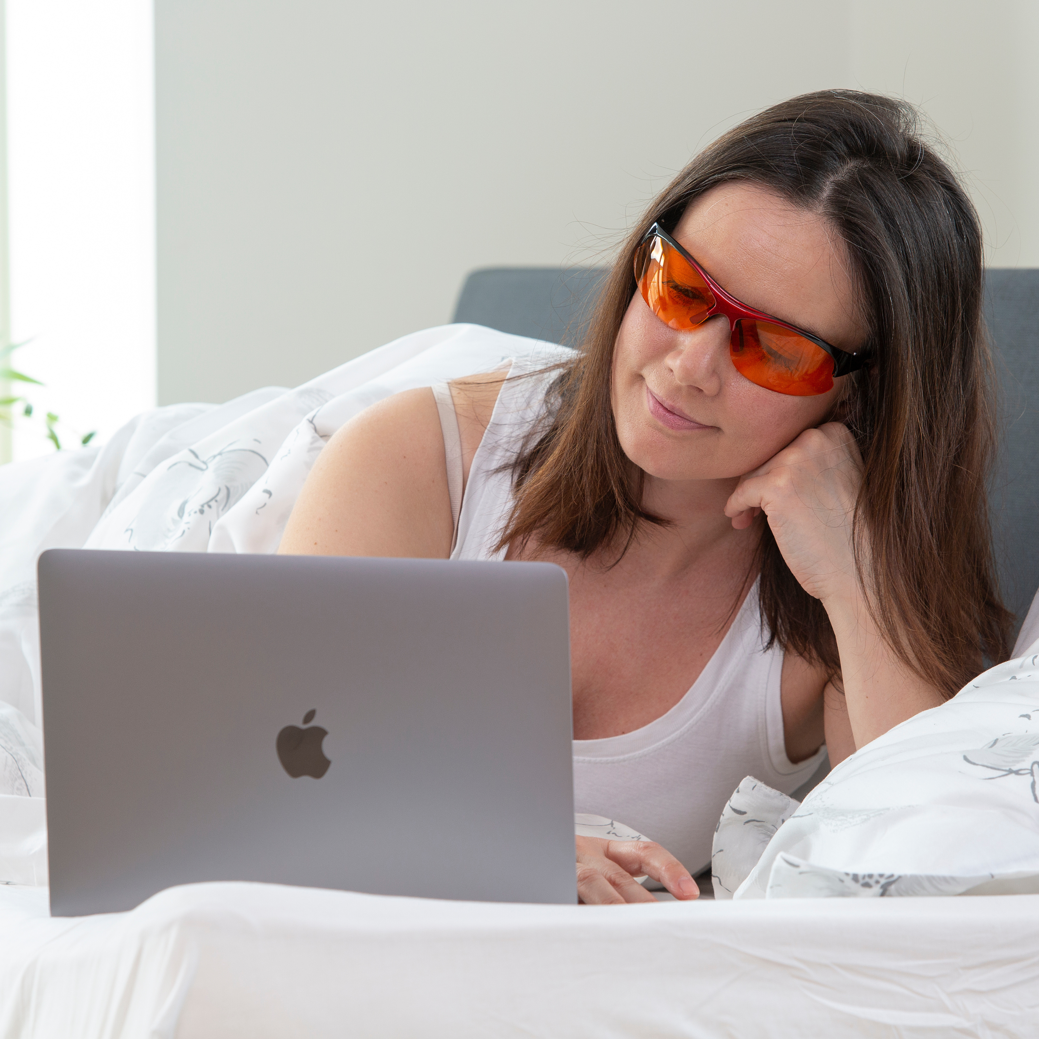 MelaMedic® BERLIN – medicininiai mėlynos šviesos blokavimo akiniai vakaro ramybei ir natūraliam melatoninui