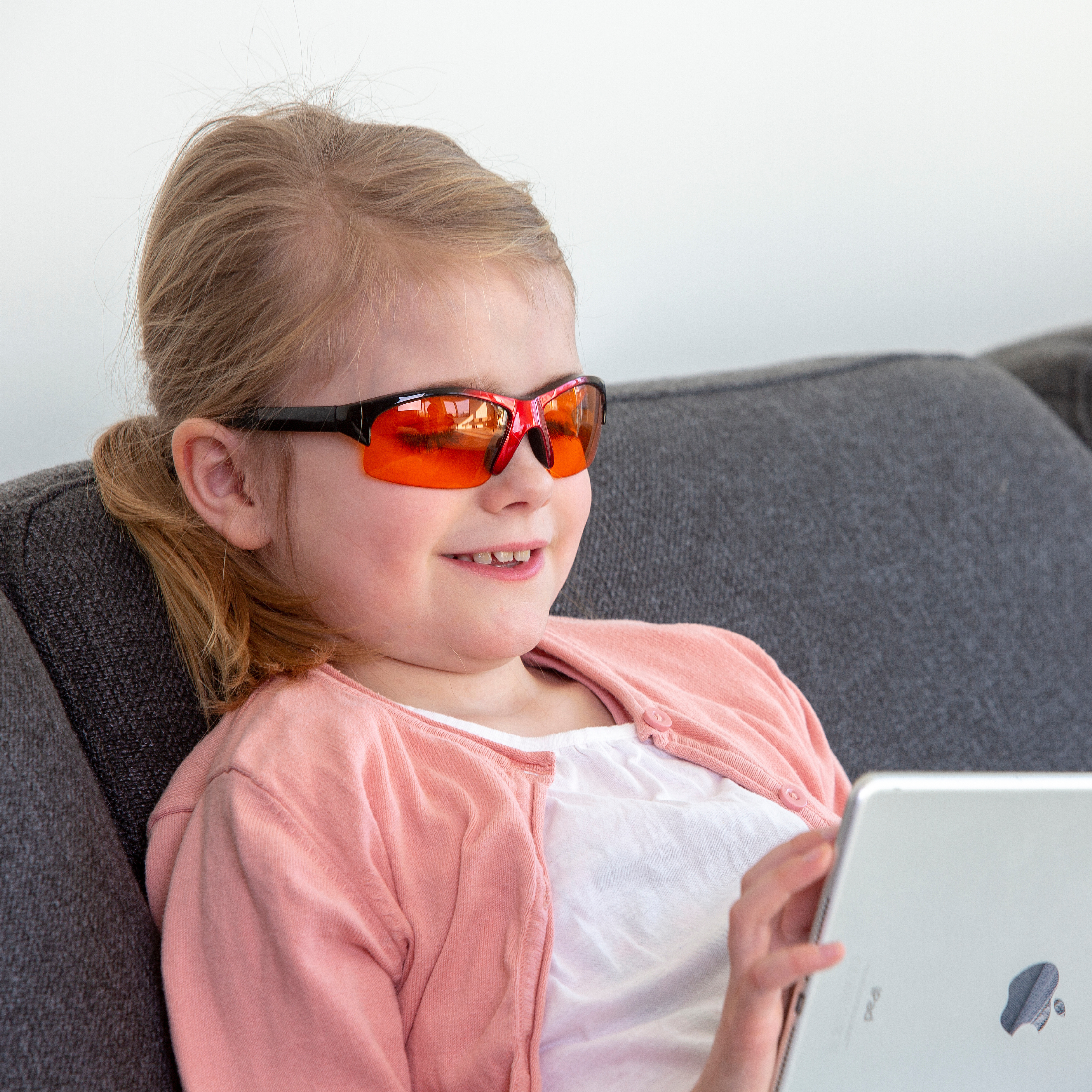 MelaMedic® COPENHAGEN III – medicininiai mėlynos šviesos blokavimo akiniai vaikams (6–11 m.) sveikam miegui ir ramiam vakarui