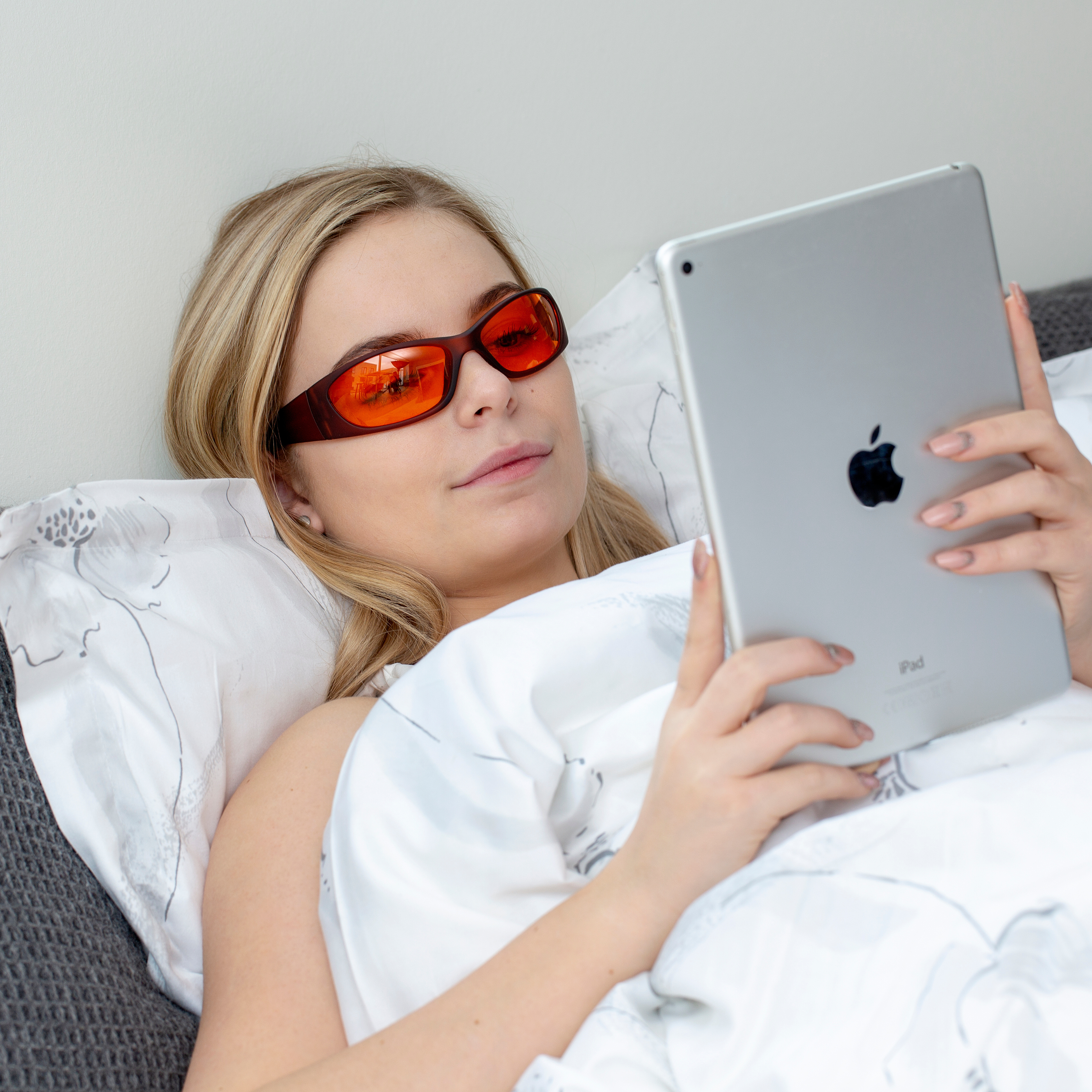 MelaMedic® ROME – lengvi medicininiai mėlynos šviesos blokavimo akiniai natūraliam miegui ir vakariniam nusiraminimui